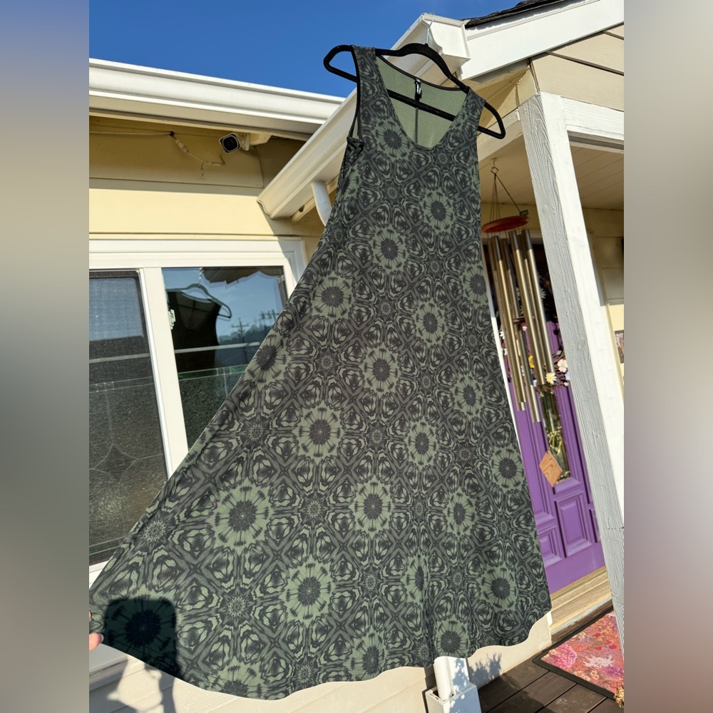 Beautiful Sleeveless Midi Dress - Picture 5 of 7